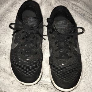 Black nike running shoes